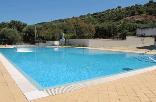 Moderno apartamento con vistas al mar y piscina.