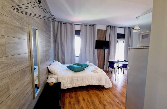 Modern apartment with private kitchen, near hospital, fairgrounds and highway