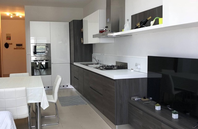 Eine neue und moderne Wohnung mit Meerblick. Ein entspannender Ort zum Verweilen