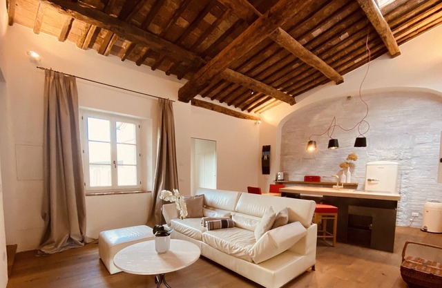 modernes Apartment mit romanischem Aussensitzplatz
