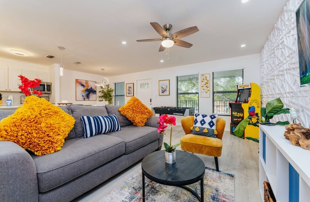 Modern APT - Close to beach, a neighborhood dock & Downtown and has Free Parking