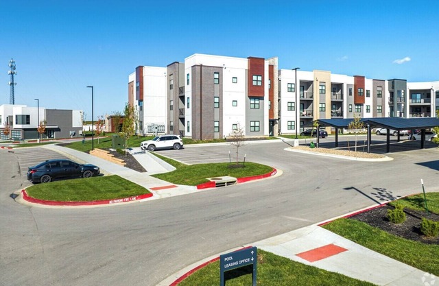 Modern Apt. Lee's Summit Oasis + EV Charger, Shops, Dining, Park, Gym, & Freeway