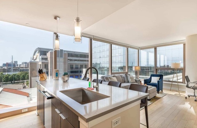 Modern Apt Near Train Station