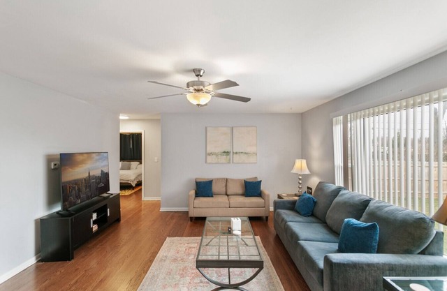 Modern Apt w/ 2 Kings 1/2 mile to DT Libertyville!
