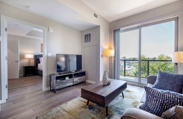 Modern Apt with Luxury Amenities