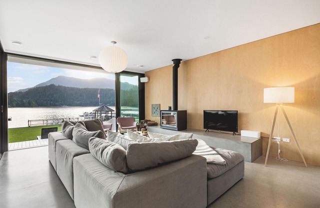 Modern Architect-Designed Lakefront House