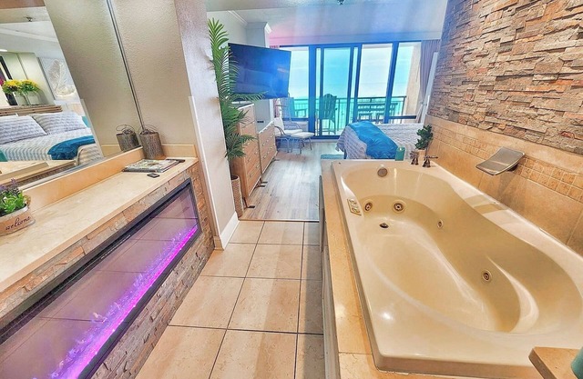 Modern Awesome Jacuzzi Romance Condo w 2 bathrooms