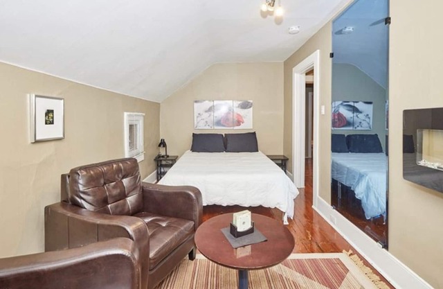 Modern Bachelor Apartment at Pen Centre