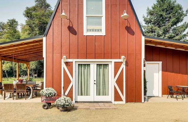 Modern Barn on Applegate River, Walk to Vineyard!