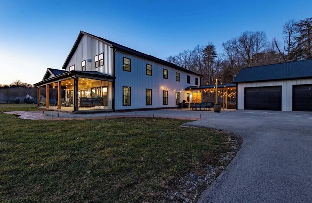 Modern Barndo/Hot Tub/Fire Pit/Rec Room/20min RRG