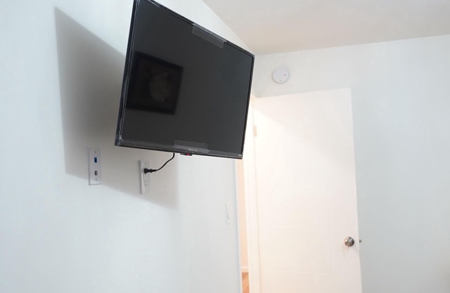 Modern Basement Suite with Private Entrance - Perfect for a Relaxing Stay!