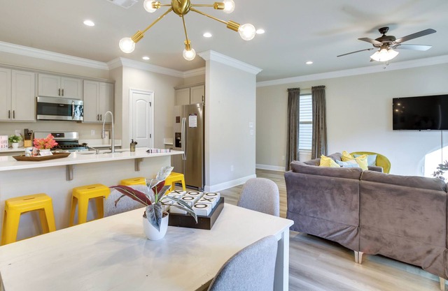 Modern Baton Rouge Townhome: 4 Mi to LSU!