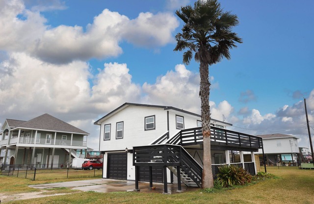 Modern Beach Bungalow - 10min walk to beach