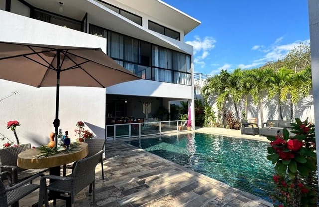 Modern Beach Home, pool, hot water. 10 min from the beach. For 8-10 guess!