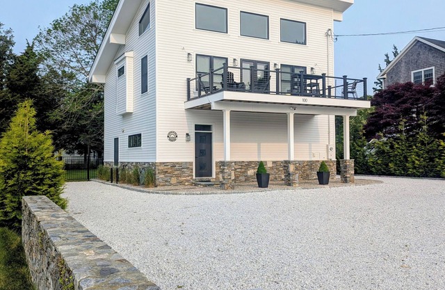 Modern Beach House Serenity