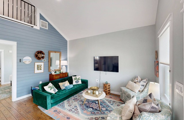 Modern beach house with full kitchen, loft & balcony, close to the beach