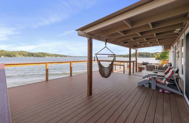 Modern Beachfront Cabin with Hot Tub and Kayaks