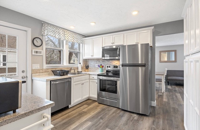Modern Beachside Condo in Onset Village: Walk to Dining, Market & Beaches Monthly Rates Available