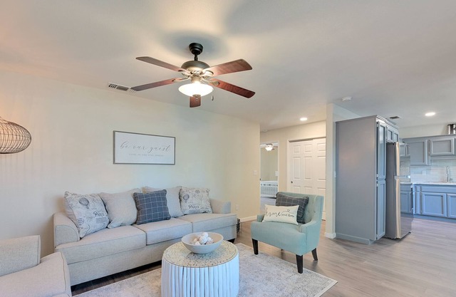 Modern, Beachy 2 Bedroom Home - 2 Min To Hospital