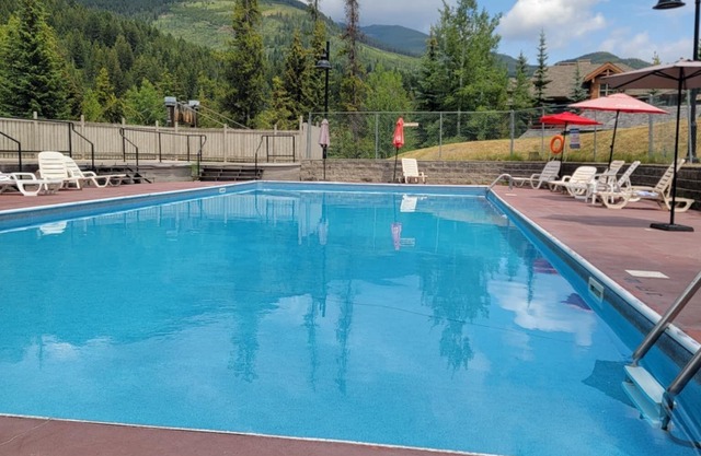Modern Bear retreat ,Creekside ,Hike, Bike, Ski, Soak, Ground level