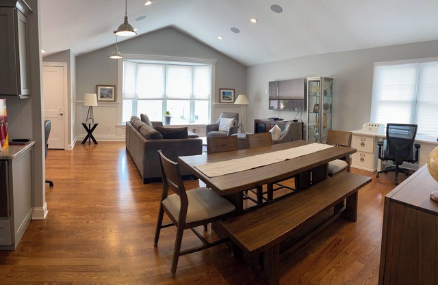 Modern Beauty - 3 BR/ 2 BA Apt. - 10 miles to NYC. Natural Gas Grill & Fire Pit