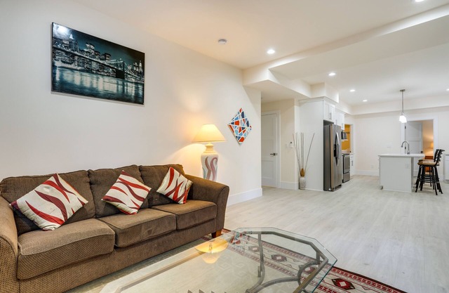 Modern Bellevue Home: 10 Mi to Downtown Seattle!