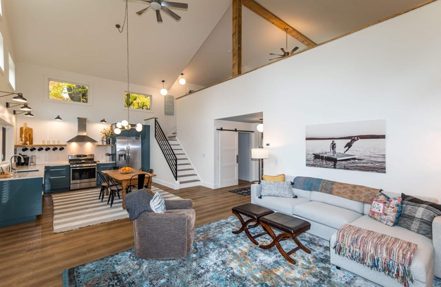 Charming New Berkshires Cottage 🌲 Kamin, Hof & W / D + 7 Minuten zu Otis Ridge