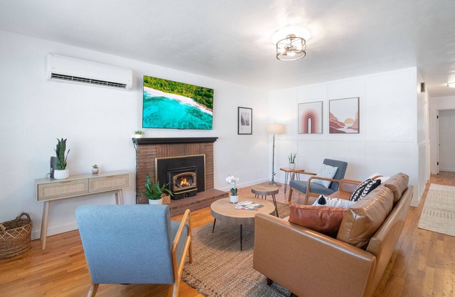 Modern Bliss: Chic Retreat w/ Stylish Amenities, Ideal for Vacation & Family Fun