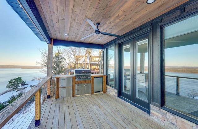 Modern Bluff-Top House w/ Greers Ferry Lake Views