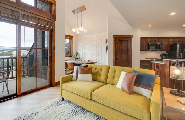 Modern Breckenridge Penthouse. Ski-in/ski-out!