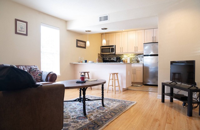 Modern Bright Condo with Washer inside, self check-in, gr8 location, quiet