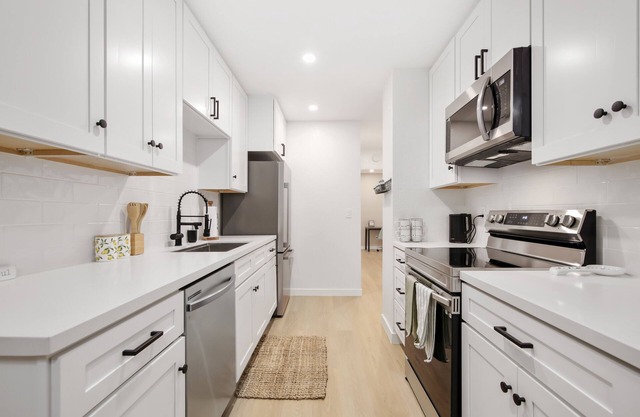 Modern & Bright Long Term Apt. Work & Study Ready