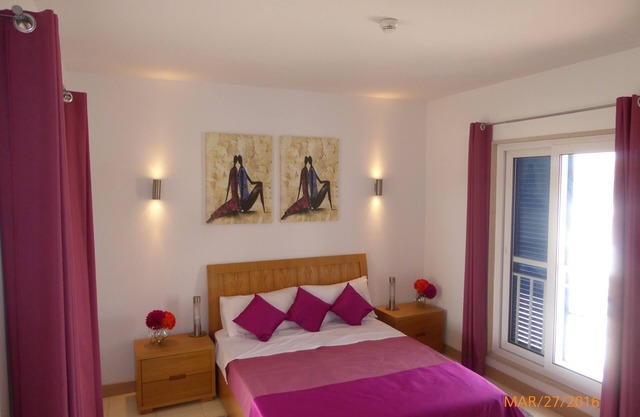 Modernes, helles, geräumiges Apartment mit zwei Schlafzimmern.