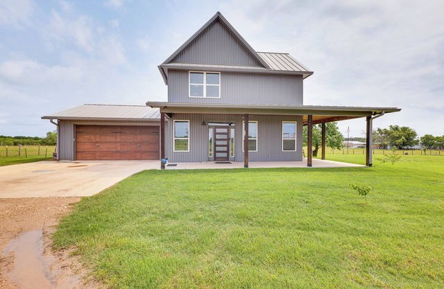 Modern Bryan Farmhouse on 1 Acre w/ Hot Tub!