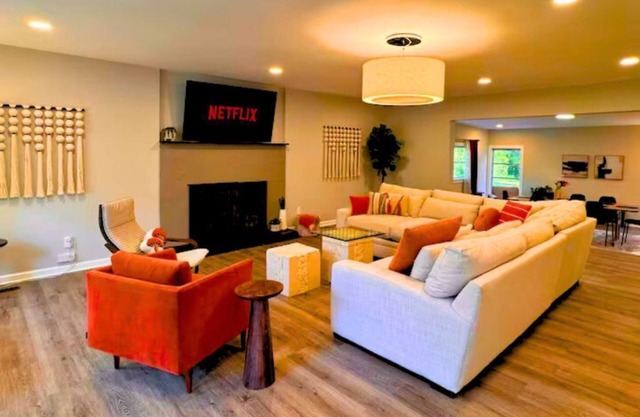 Modern Buckhead Retreat Sleeps 10: Families & Groups