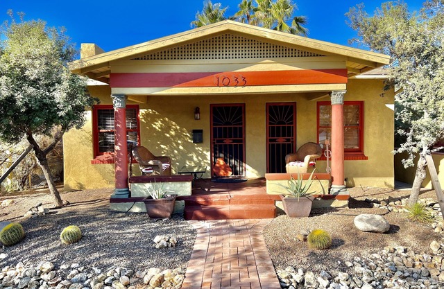 Modern Bungalow Walk to UA, 4th Ave, Streetcar