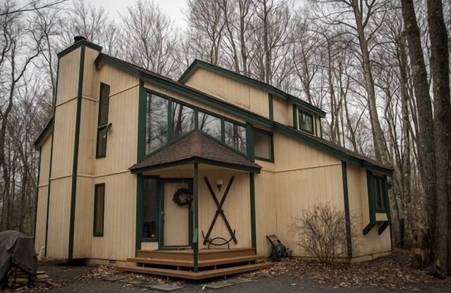 Modernes, aber warmes, modernes Haus mit 3 Schlafzimmern und 2 Bädern auf einem großen Waldgrundstück, das zum Golfplatz führt. Zu Fuß zum Pool, Clubhaus Restaurant / Bar und Tennisplätzen.