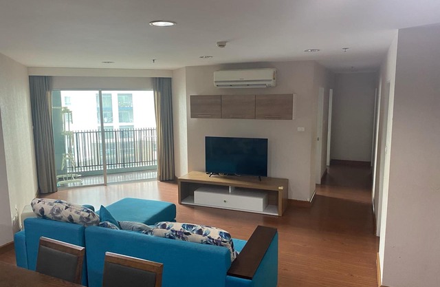 "Modern Condo Overlooking Pool – Perfect for Relaxation"