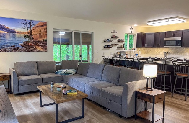 Modern Cabin - 12 Minutes to Glacier!
