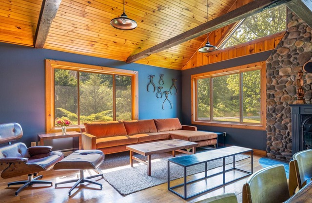 Modern Cabin/4-bedroom with Hot Tub in Germantown