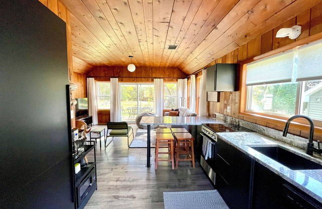 Cozy Family Cabin by Higgins Lake, Hiking, XC Ski, Golf, ORV trails, Au Sable