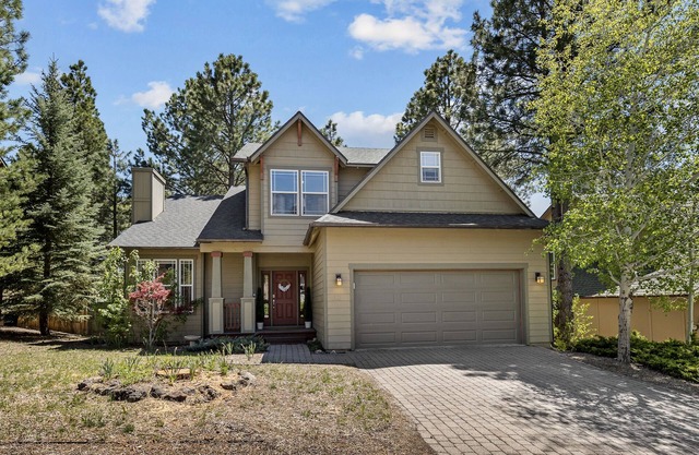 Modern Cabin Minutes to Flagstaff! Trailside Retreat w/ Trails/Park & 2 Car Garage