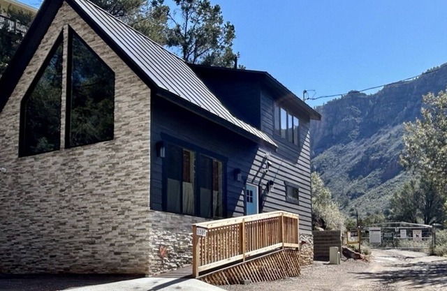Modern Cabin, Private Creek Access, Red Rock Views