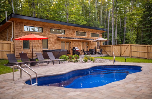 Saugerties Cabin close to HITS with a Hot Tub 3BR