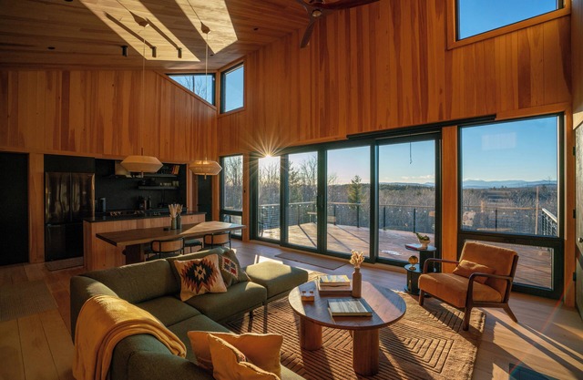 Modern Cabin w/ Amazing View + Hot Tub + Record Player