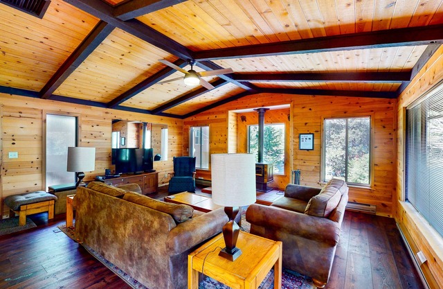 Modern cabin w/beautiful views, private gas grill, W/D, and wood fireplace