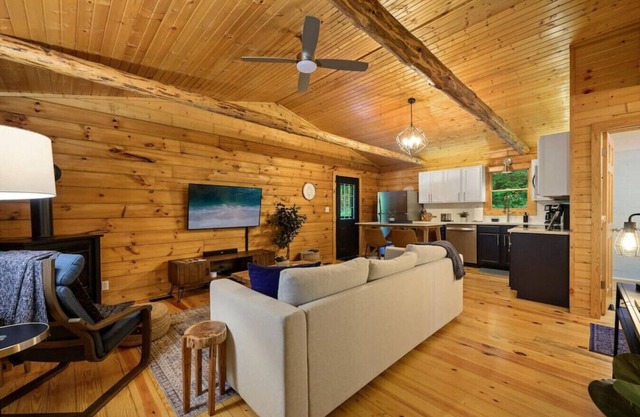 Modern Cabin w/ Trail to Waterfall/Cave/Cliff (FV)