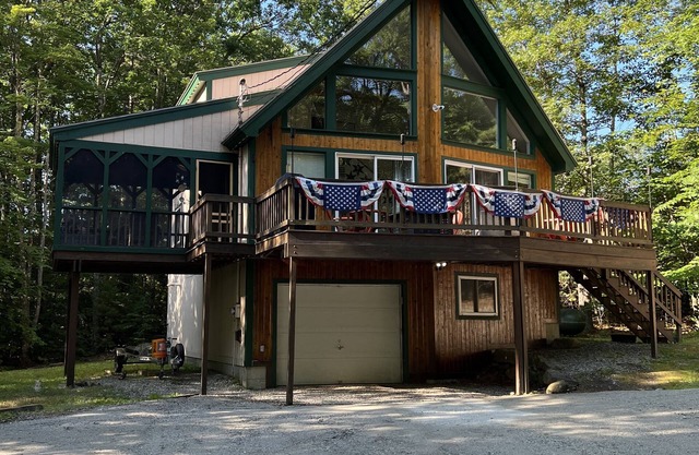 Modern cabin with Central AC in Moultonborough, access to Lake Winnipesaukee.