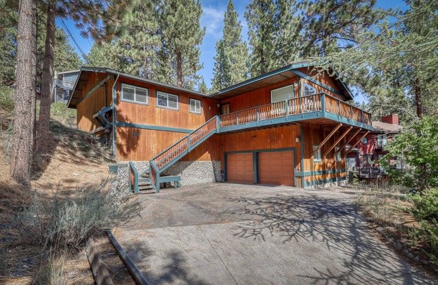 Moderne Kabine mit Gaskamin, geräumigem Deck und wunderschönem Waldblick - 1 Hund OK