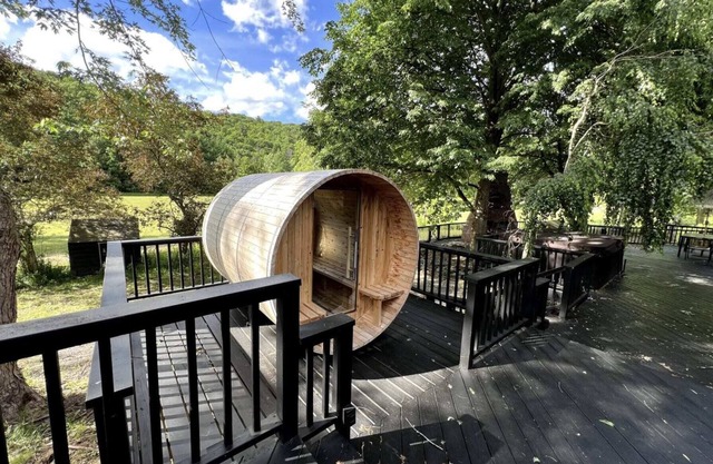 Modern Cabin with Hot Tub and Sauna By Summer
